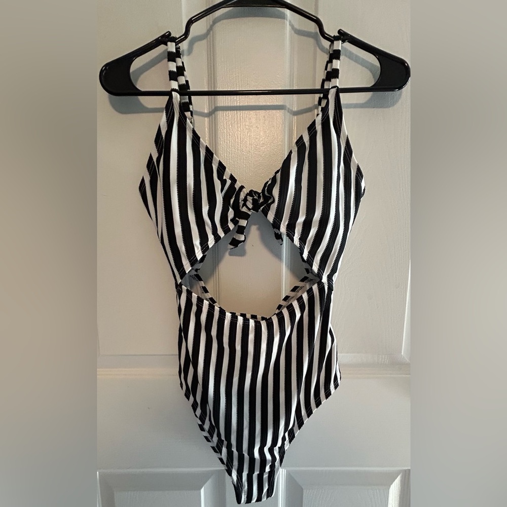 Arizona Jeans Women's Swim Wear-Size Medium - Black and White two piece